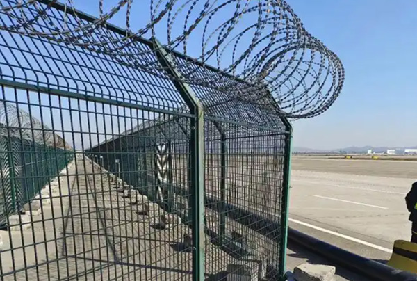 机场护栏网其实也叫“Y型安全防护护网”
